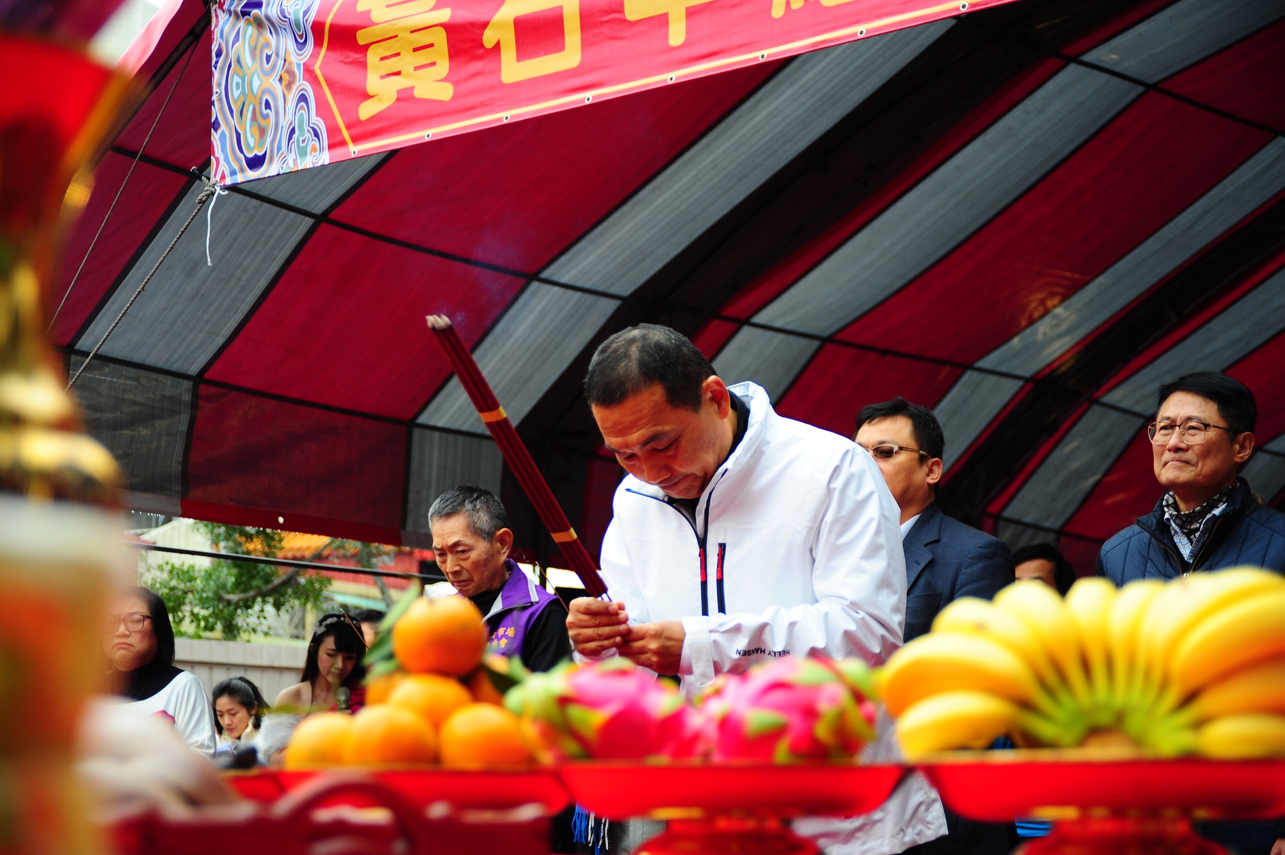 新北市政府市長侯友宜率領團隊進行黃石中繼市場開工動土儀式，祈求工程順利。