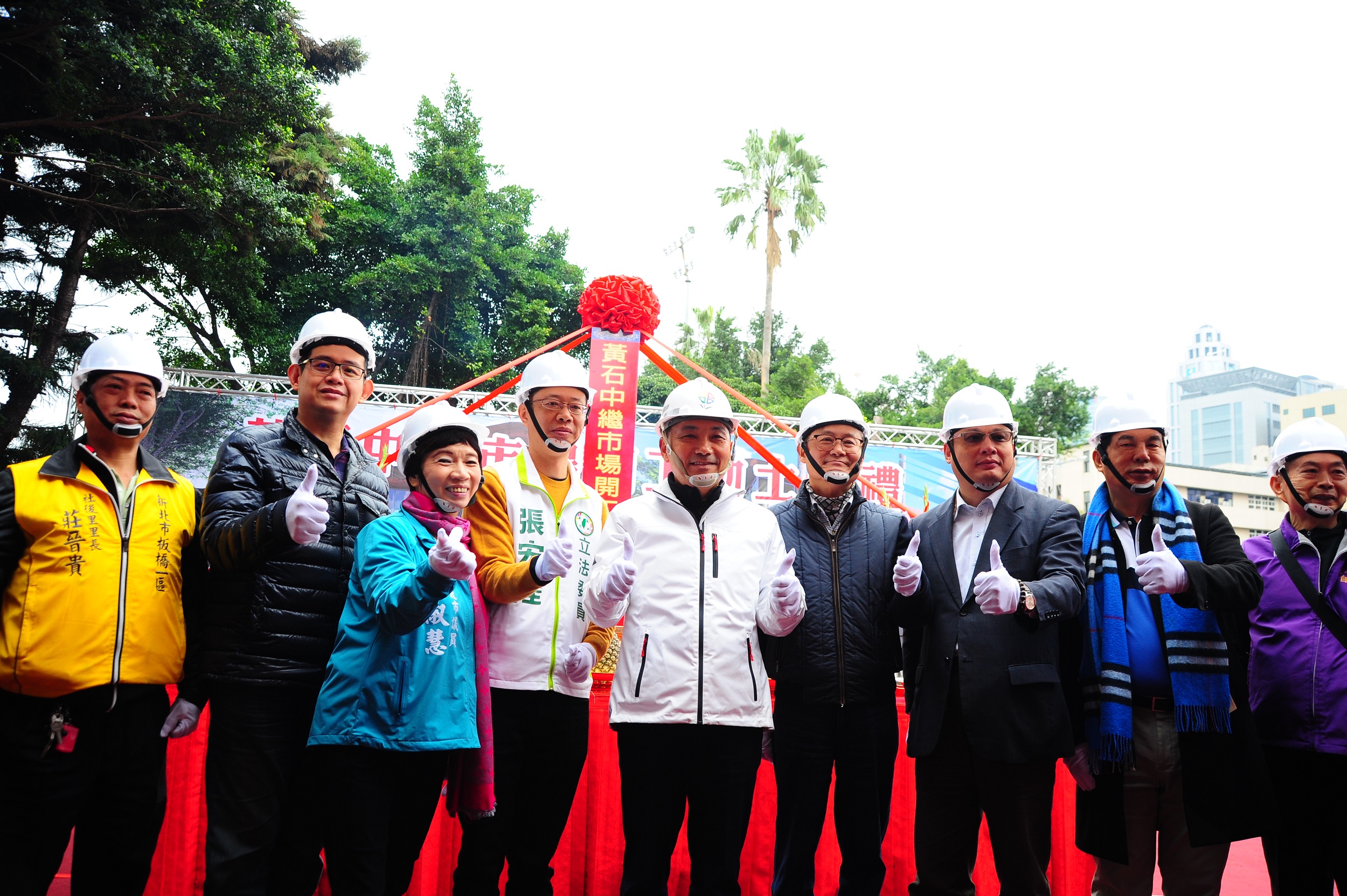 黃石市場為板橋區首要指標市場之一，中繼市場選在距離原市場步行5分鐘的板橋第二體育場停車場。