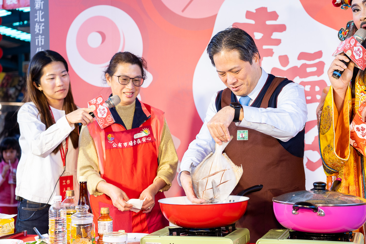 新北副市長吳明機現場捲袖煮上一道紅燒鯧魚，祝新北市的市民朋友們鴻運昌隆！