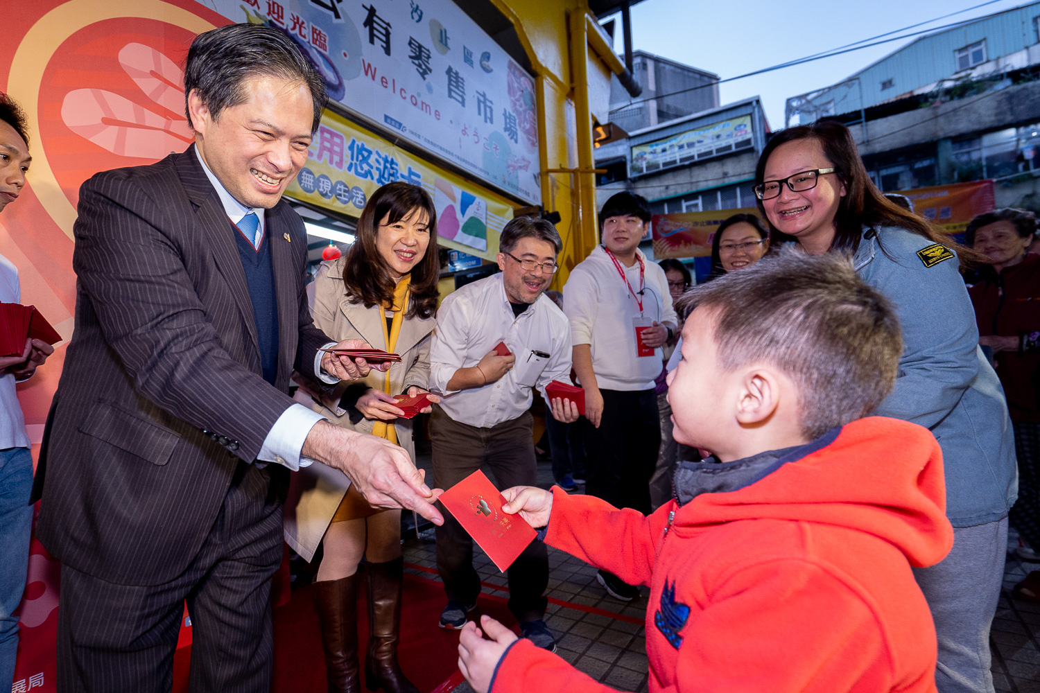 新北副市長吳明機於現場發送市府今年「家金鼠喜」福袋，祝福大家今年都能過得「很舒適」