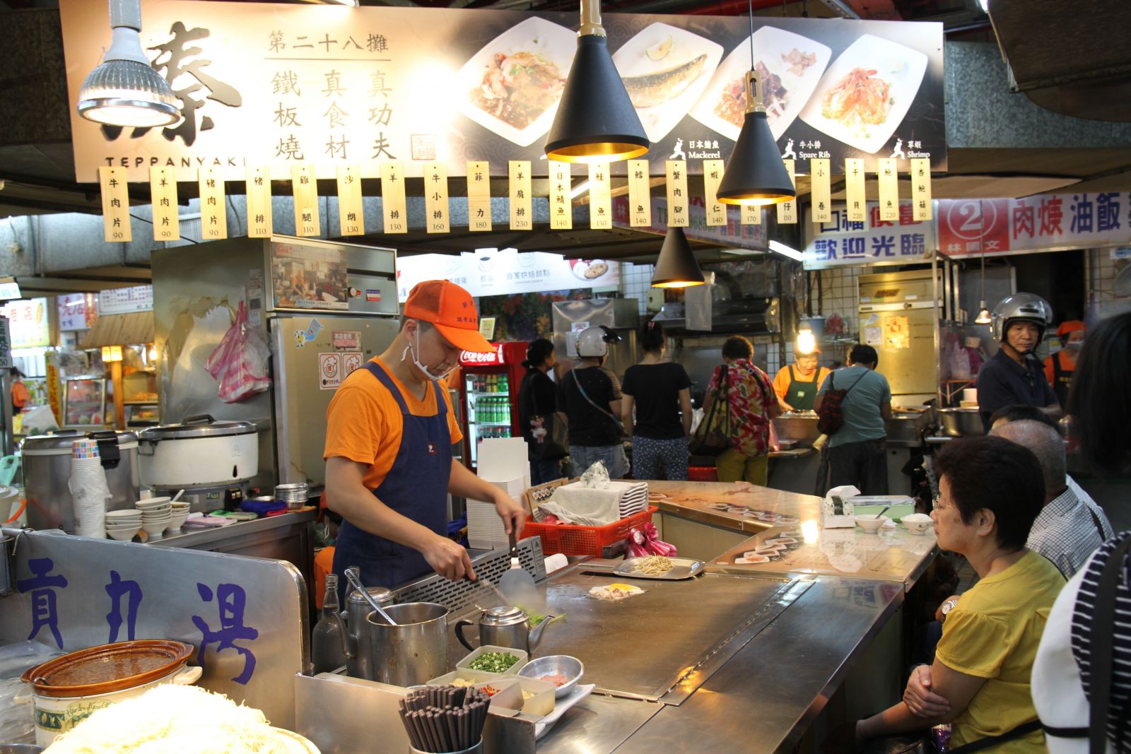 瑞芳美食廣場的攤位改造後，不僅提升市場亮度，讓消費者有更好的用餐環境。