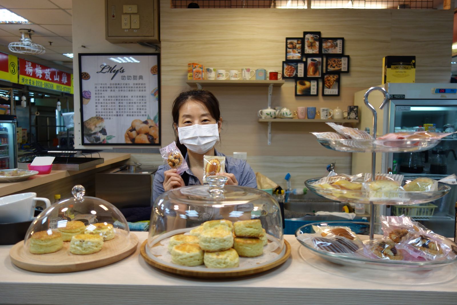 三峽市場的叻叻甜典老闆娘從香港返台後，希望在傳統市場裡以甜點與城市互動，傳達幸福的滋味。