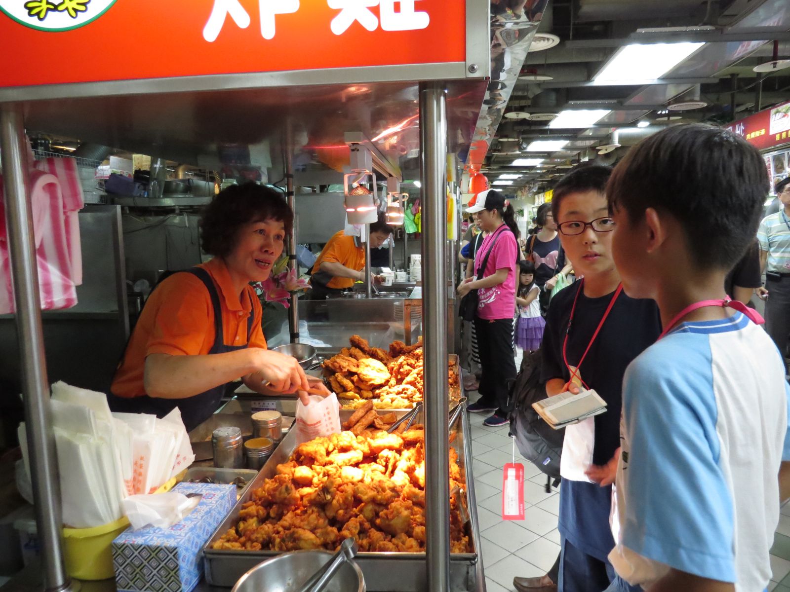 同榮國小同學帶著日本新朋友一起尋找市場美食 