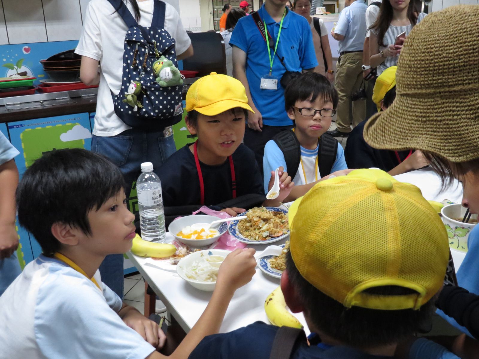 日本小頭家滿足的吃著點餐率最高的炒飯，一邊分享市場趣事。