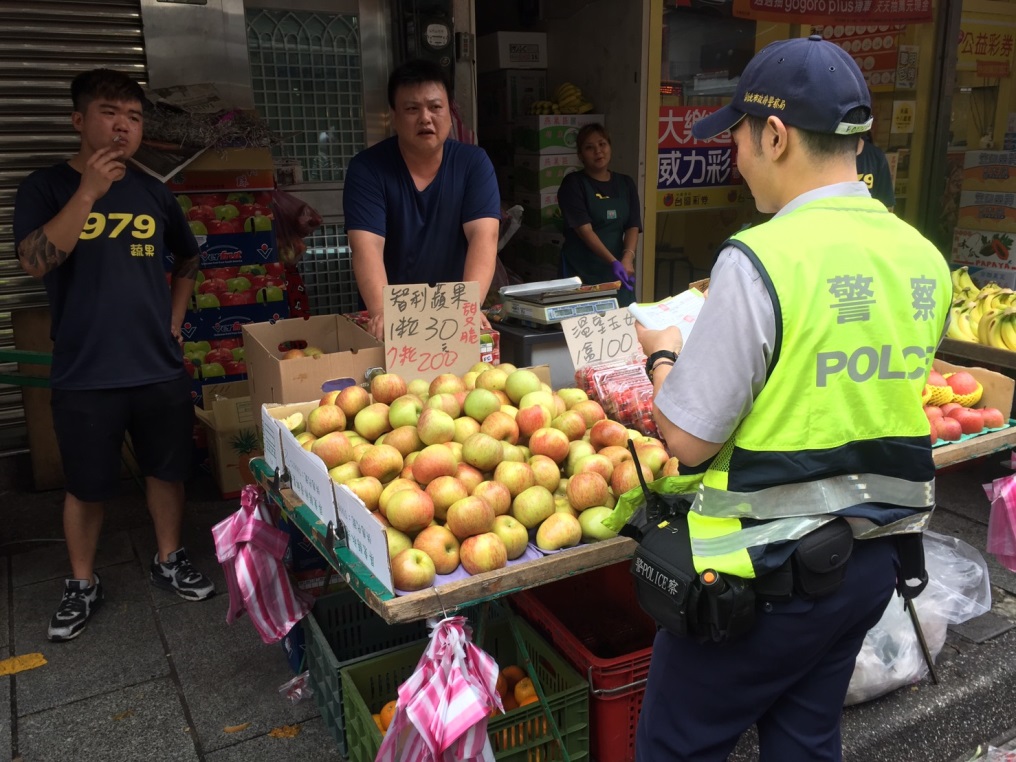 對和平街占道營業的攤商開立勸導單