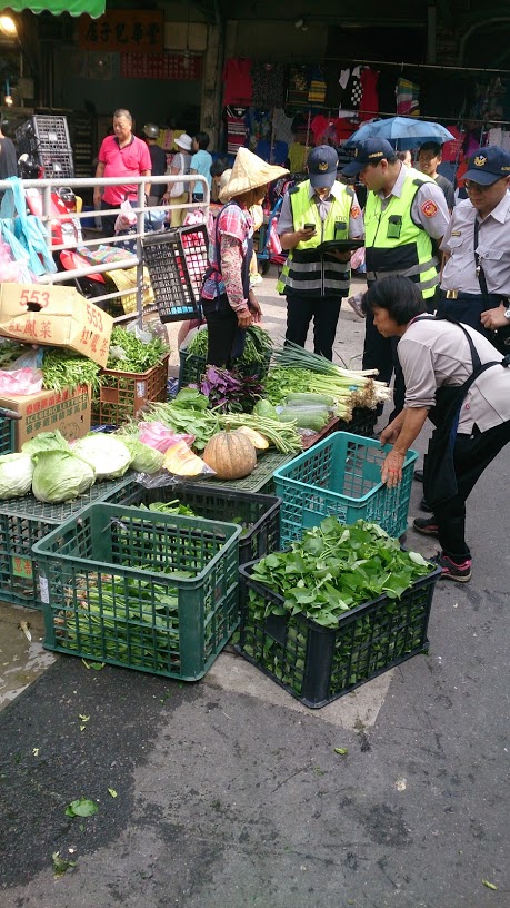 對信義街占道營業的攤商開立勸導單