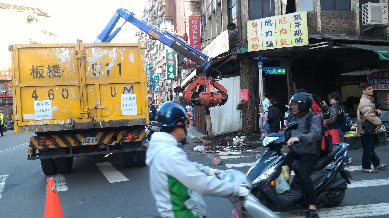 出動大型機具清除福德街口人行道雜物，恢復市容。