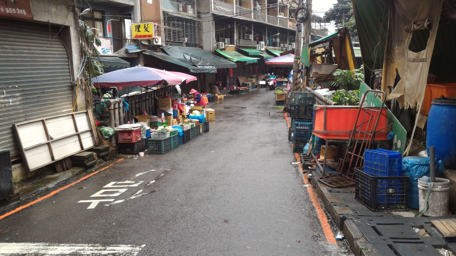 南興路前有攤販佔用道路。