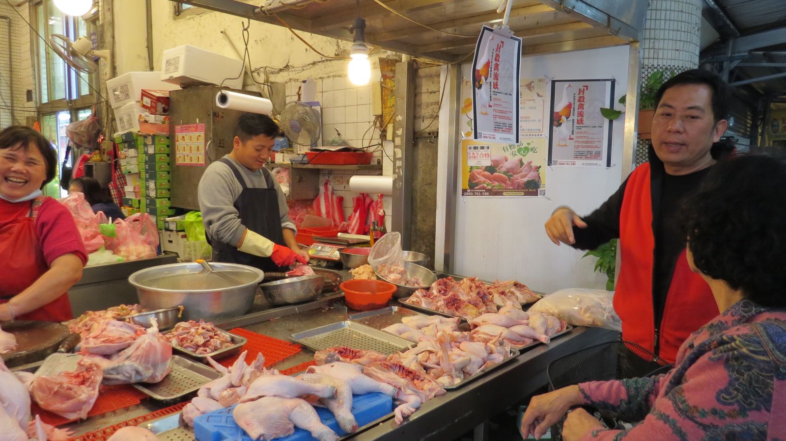 市場處同仁向攤商宣導，以預防禽流感。