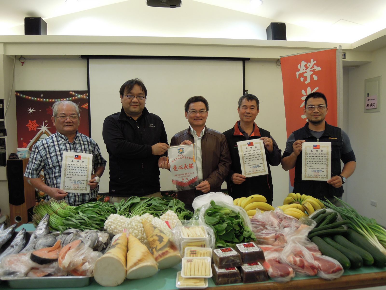 永和區永安、溪洲及新生3座公有零售市場會長代表市場將物資送往榮光育幼院。