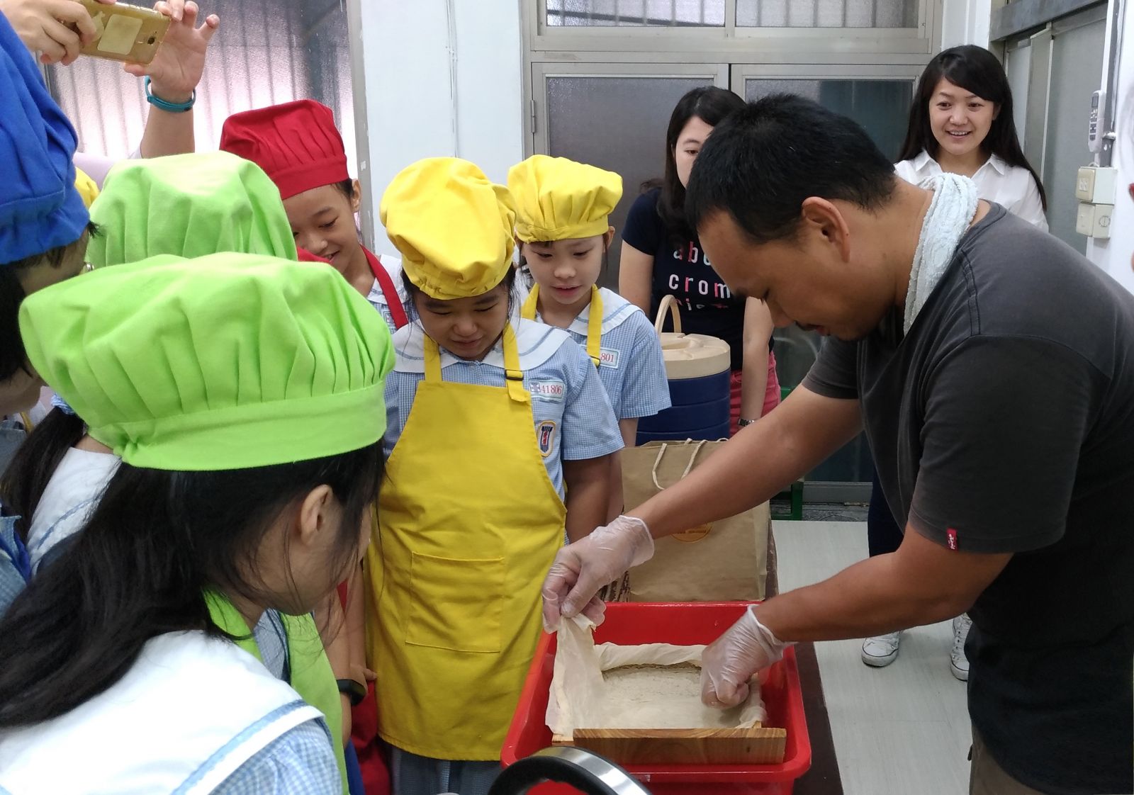 後埔國小學生神情專注的看著老師示範豆腐的製作方法