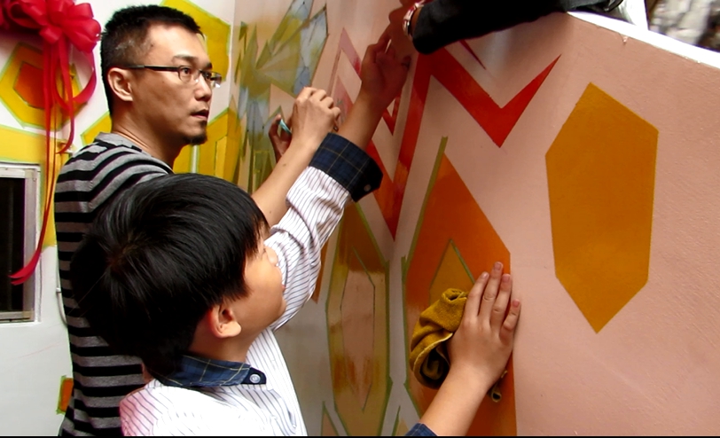 新埔國小美術班學生和老師及同學一起完成市場牆面彩繪