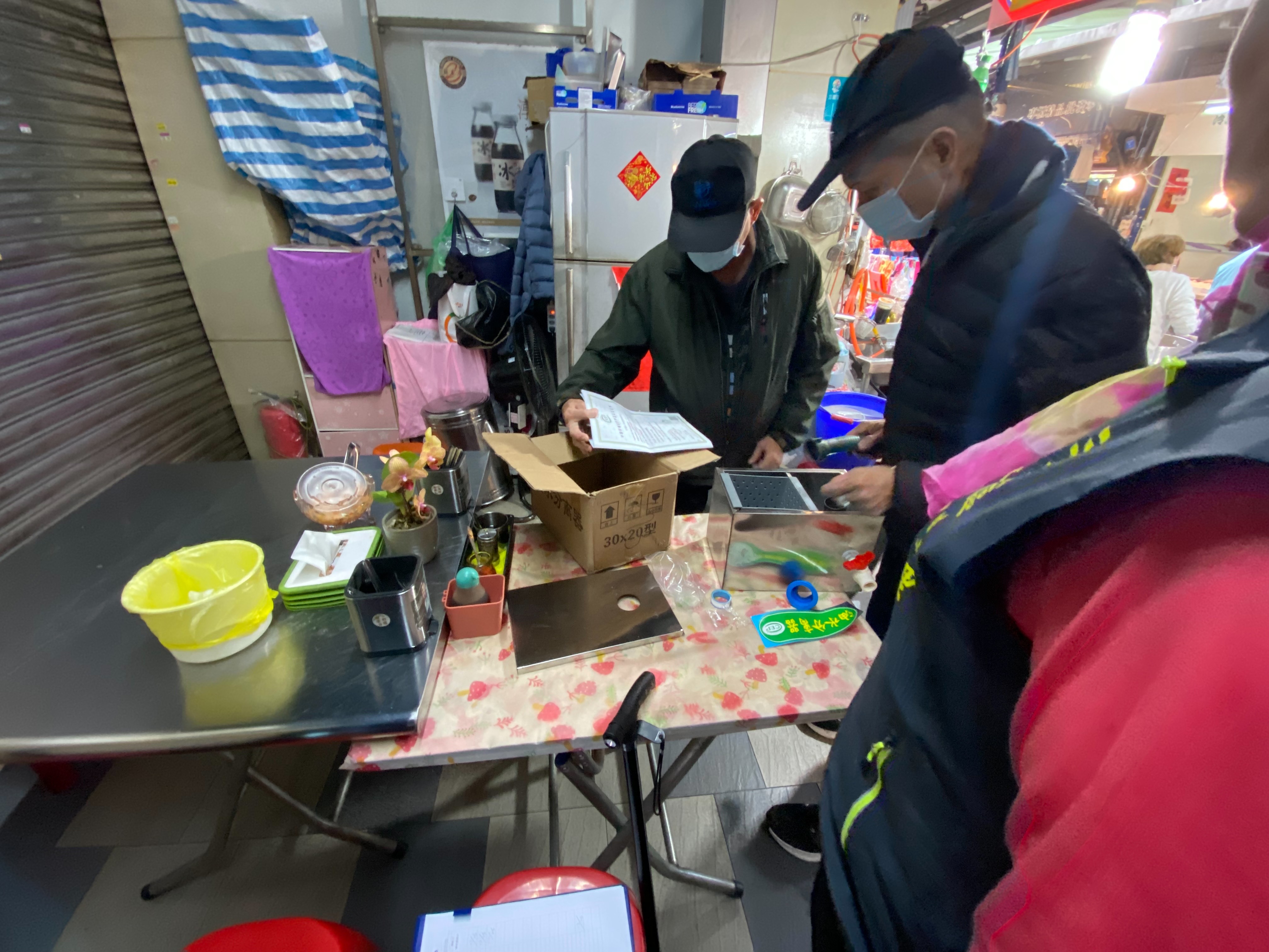 攤商安裝截留器或細濾網 油污雜質全都擋 改善市場排水品質 社區環境有保障