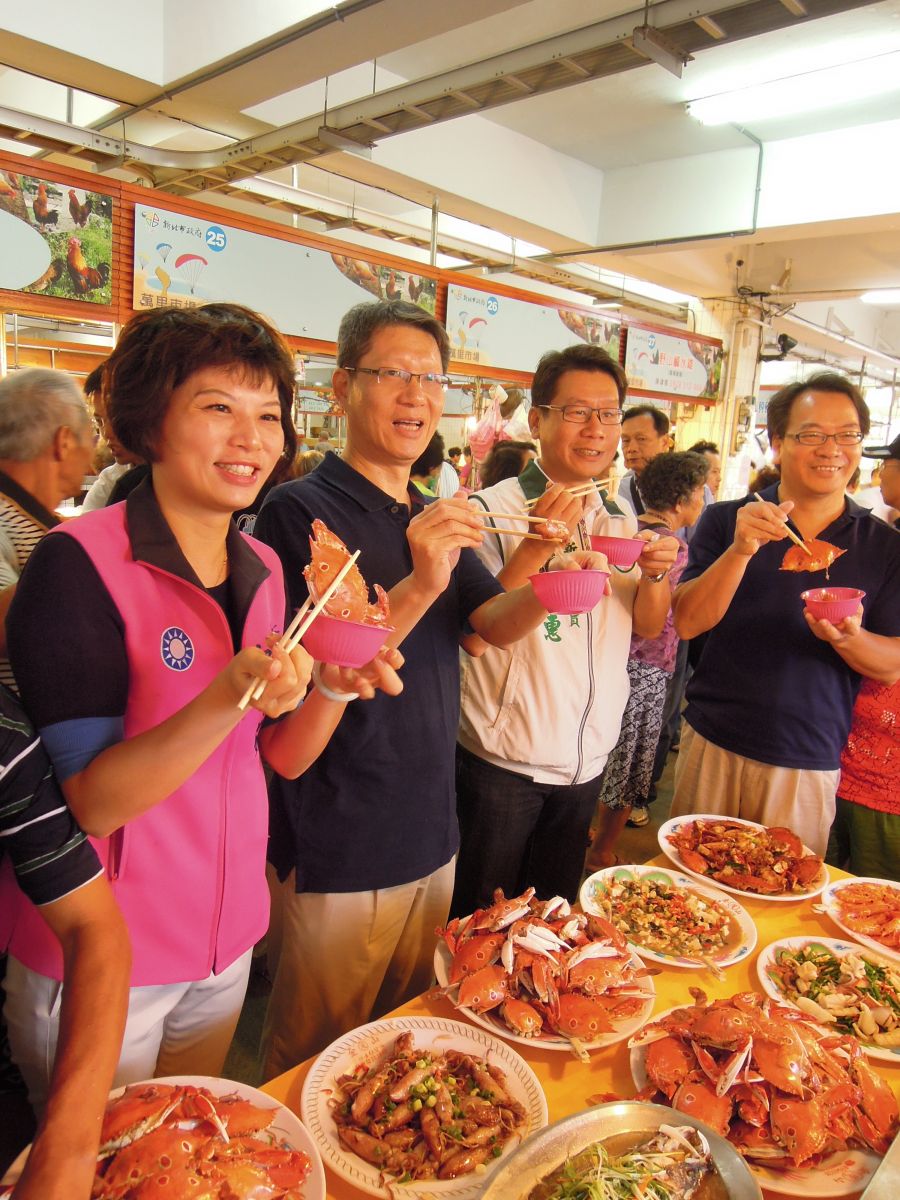 經發局局長葉惠青與貴賓們，一同品嚐「友善料理」