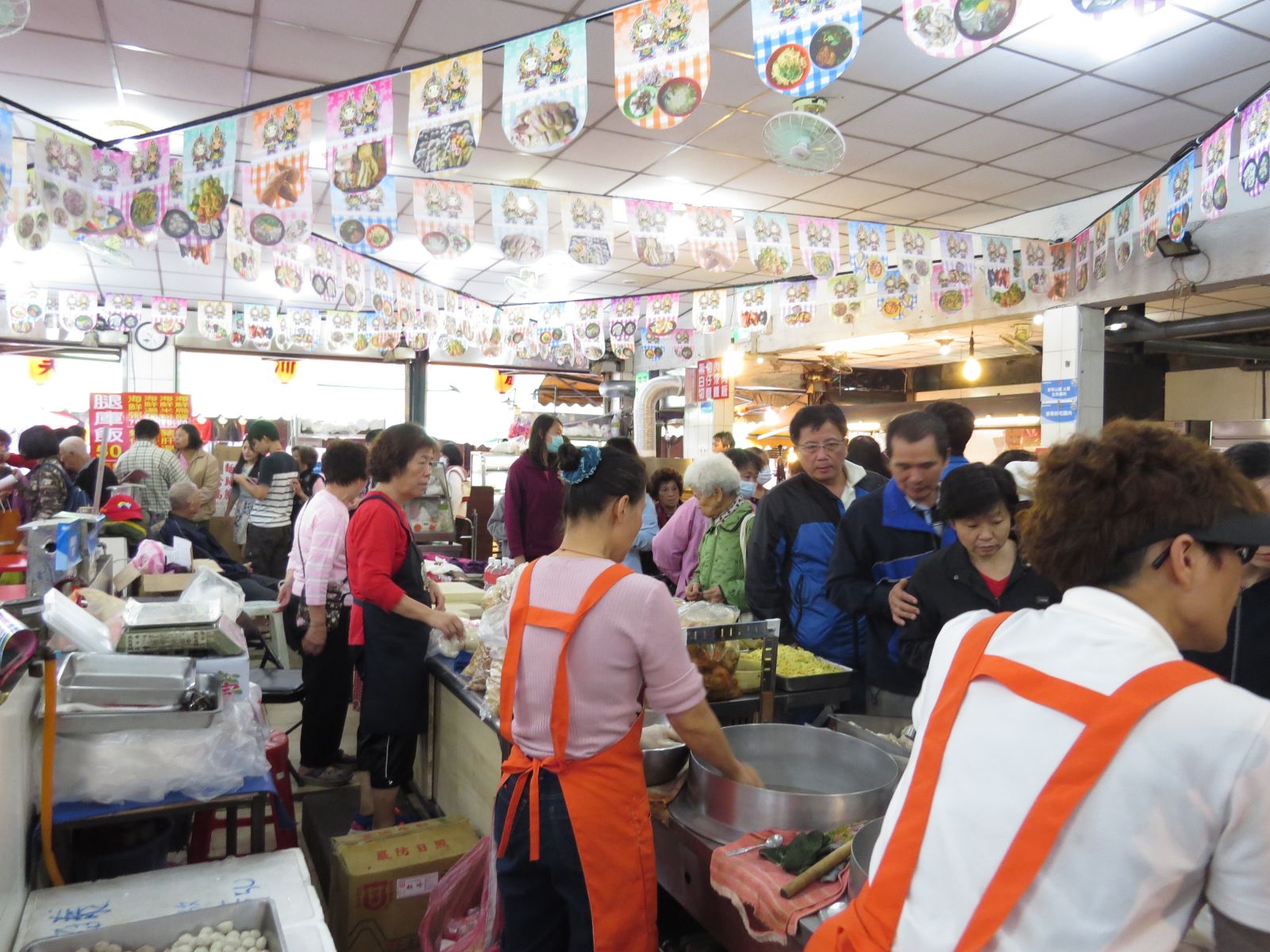 蘆洲市場重新開市，吸引大批民眾採買