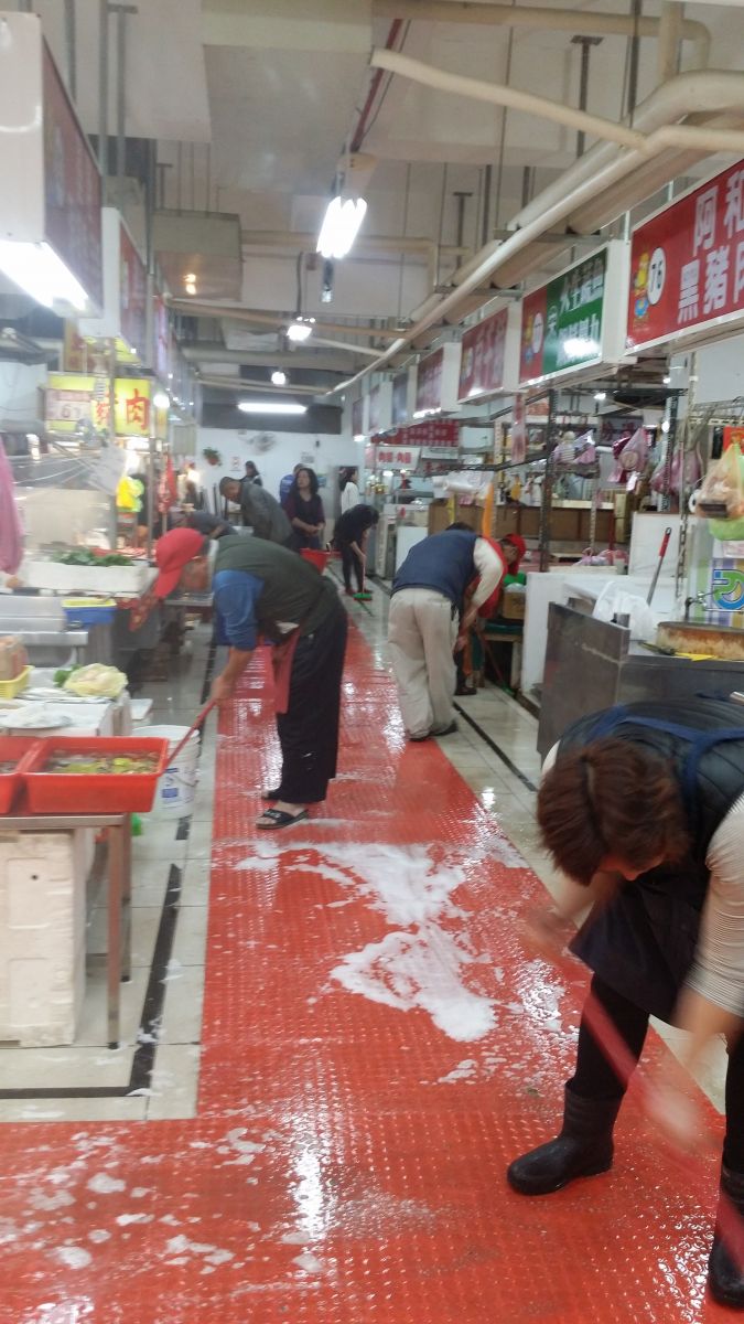 汐止金龍市場攤商進行大掃除。