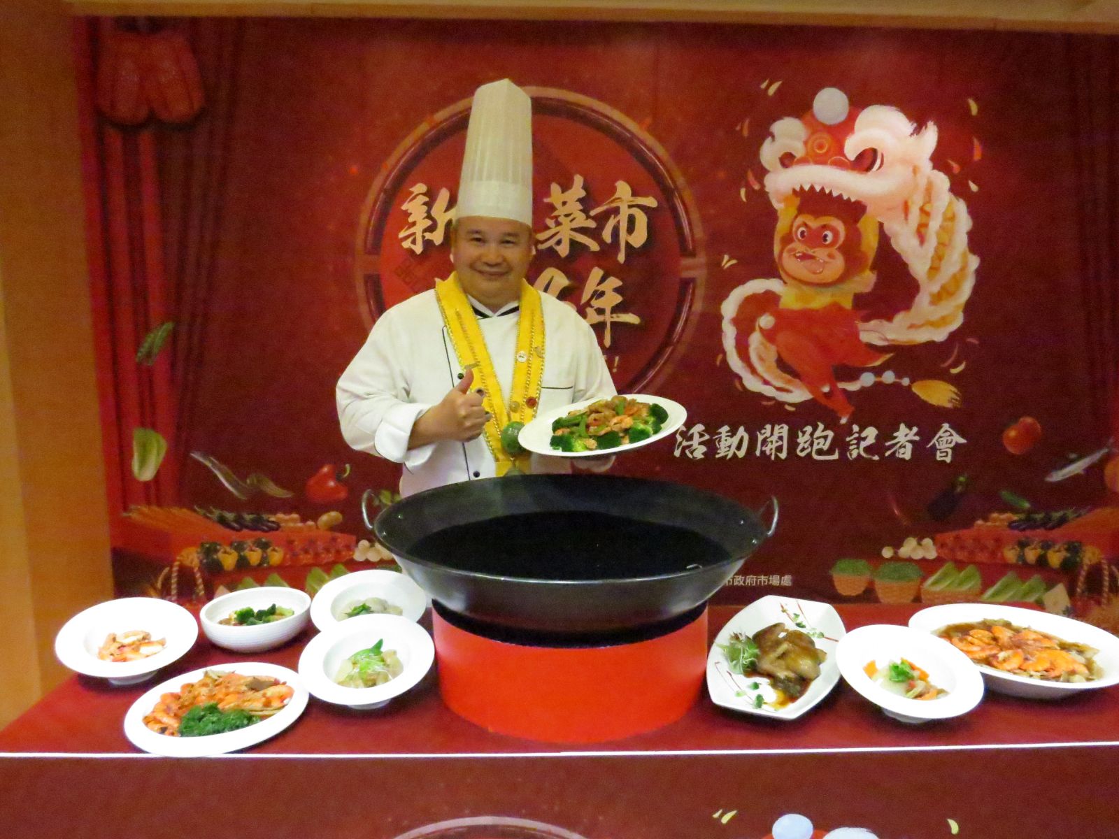 金牌主廚駱進漢利用市場在地食材設計10道創意料理食譜。