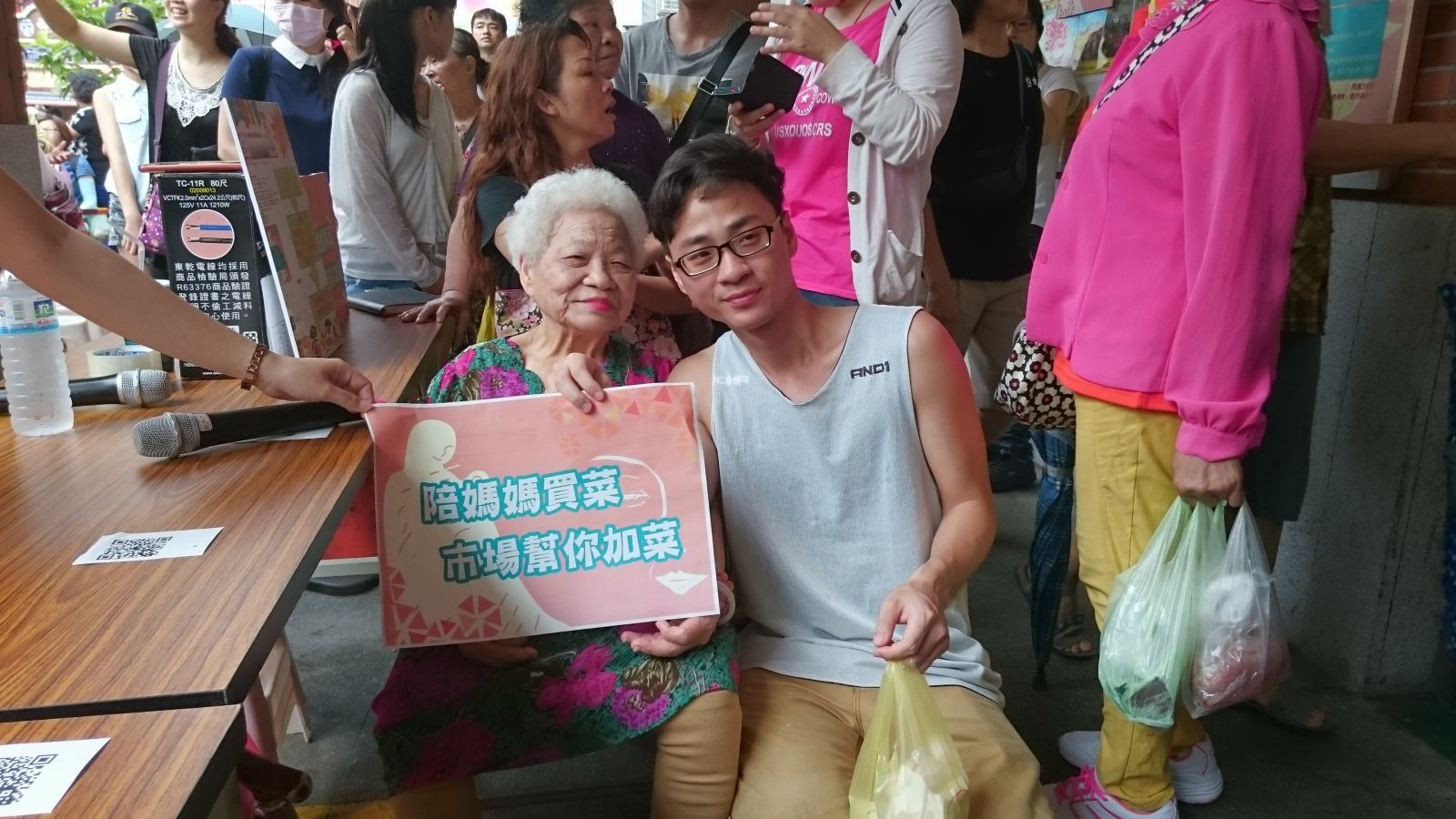 貼心的孫子今天陪高齡88歲的阿乖阿嬤到三峽市場買菜。