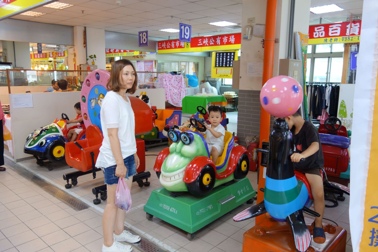 三峽市場設有兒童遊憩設施，提供親子舒適的購物環境