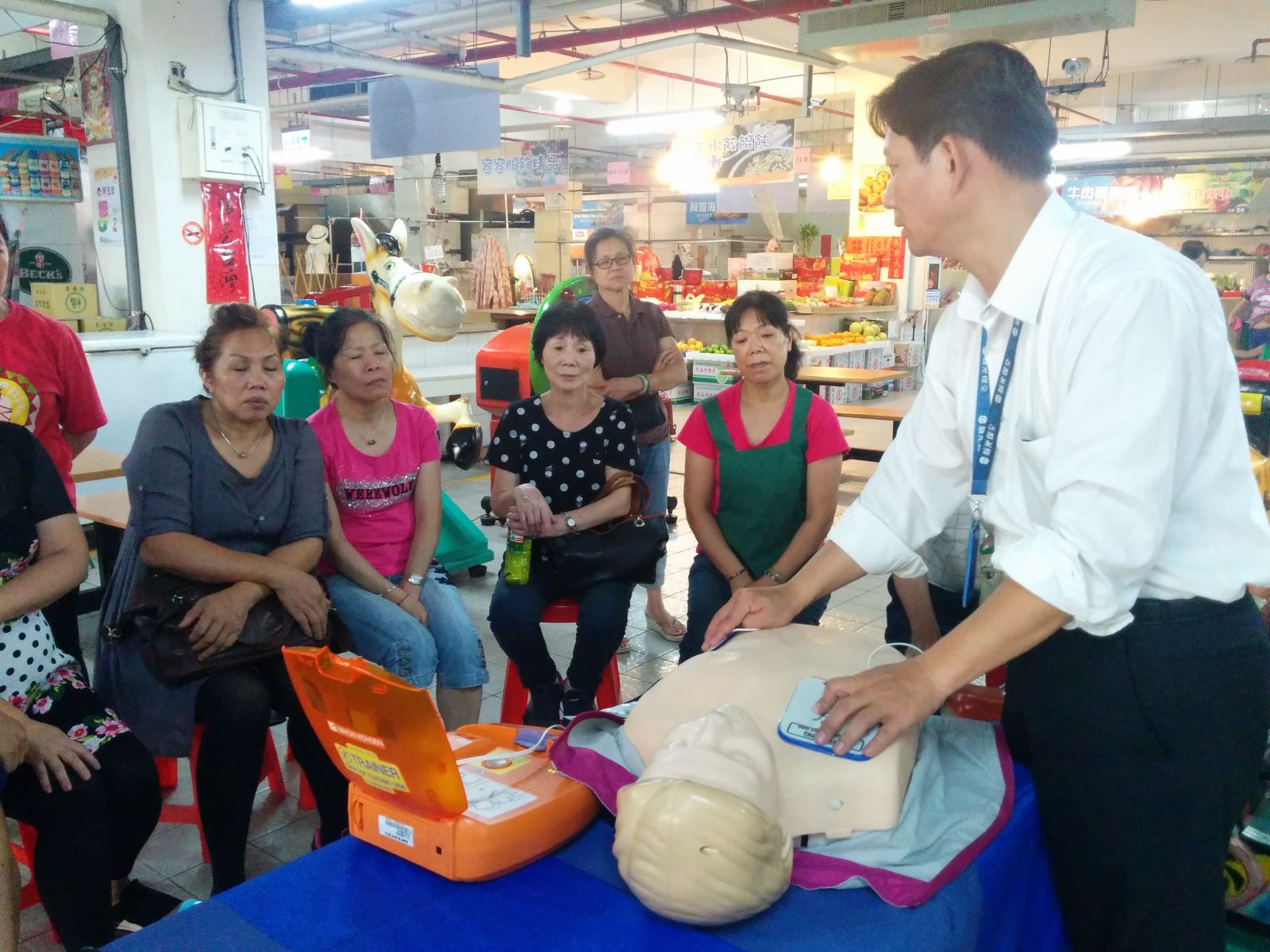 向市場攤商進行AED教育訓練