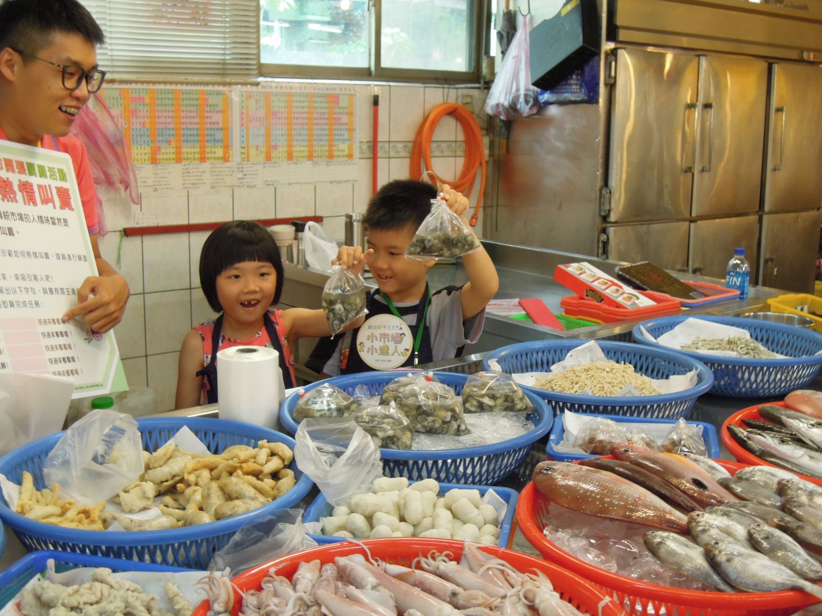 圖說1：小小市場達人到魚攤體驗叫賣。