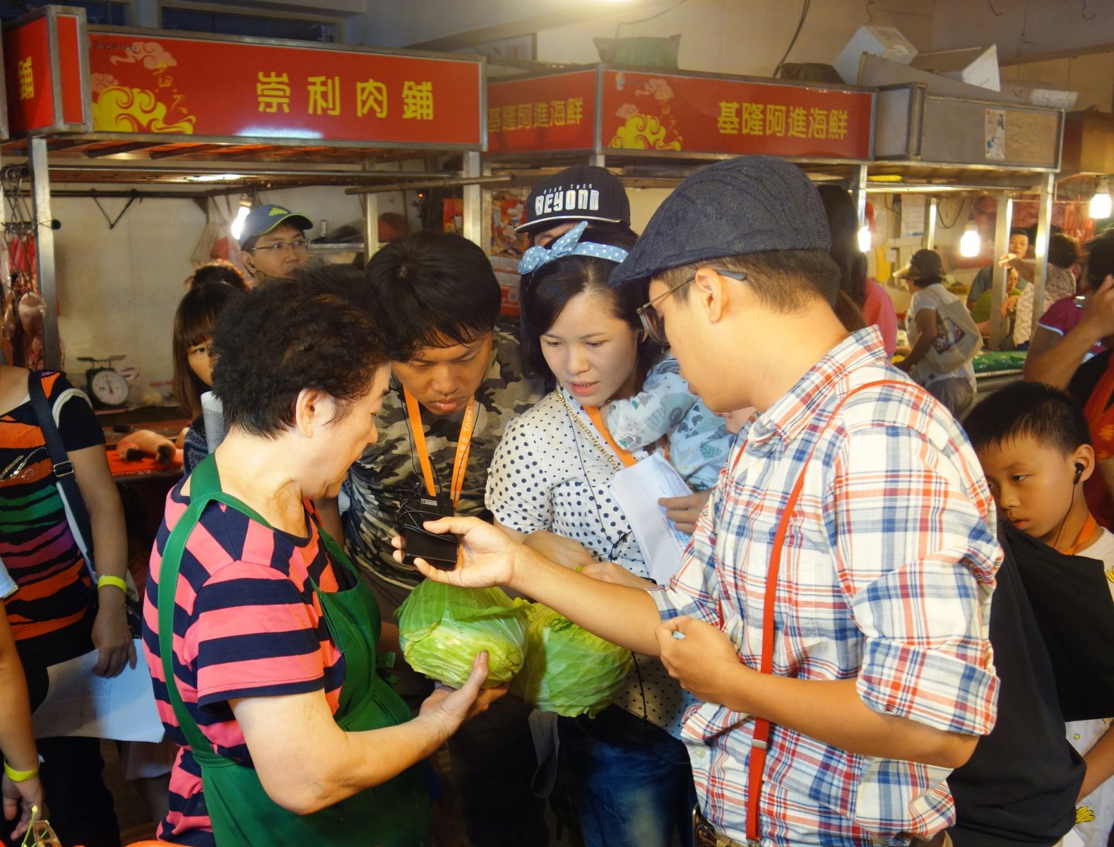圖說：幸美蔬菜攤老闆娘在市場料理達人的導覽活動中與民眾說明挑選蔬菜的秘訣