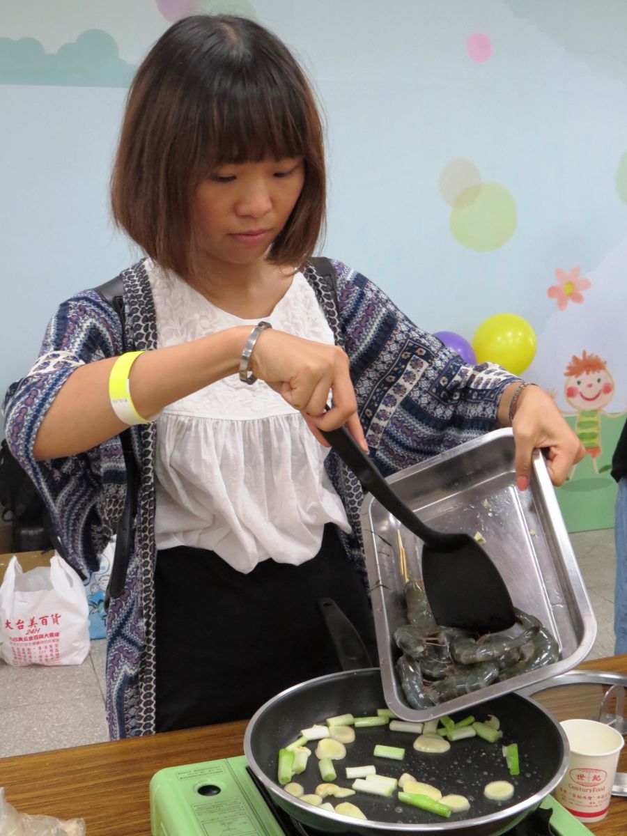 圖說：許多年輕的朋友透過市場料理達人活動，初次體驗親手採買食材與料理的樂趣