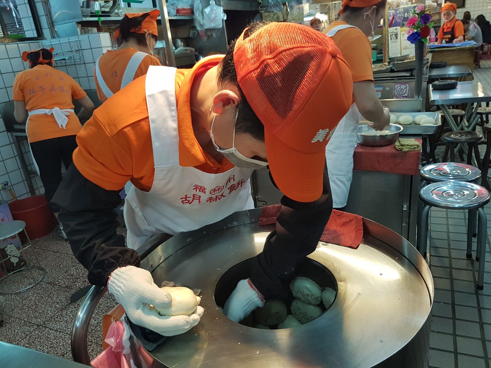 圖說：瑞方美食廣場福州林記胡椒餅分秒必爭的專注模樣