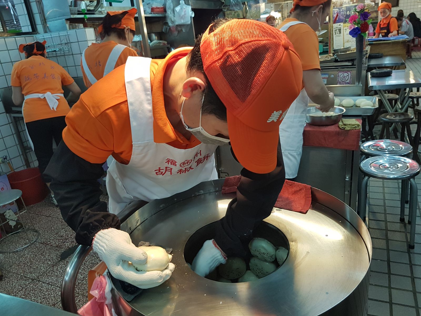 圖說：瑞方美食廣場福州林記胡椒餅分秒必爭的專注模樣