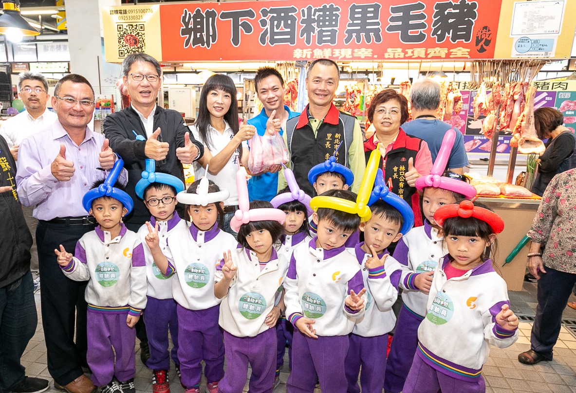 葉惠青副市長與幼稚園學童一起在東勢市場玩起小題目大採購闖關遊戲，讓菜市場成為最好的生活教室